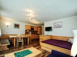 1 Schlafzimmer mit einem Bett und einem Esszimmer in der Unterkunft Bauernhof Fuhrmannslochhof in Nauders