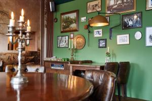 Posezení v ubytování Hotel 't Gemeentehuis