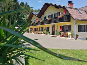 Blick auf die Vorderseite des Gasthofs vom Gras in der Unterkunft Urlaub am Bauernhof Unger in Grabersdorf