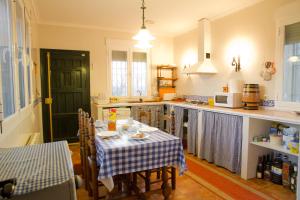 eine Küche mit einem Tisch und einem Tischtuch darauf in der Unterkunft Las Candelas in Casas de los Pinos