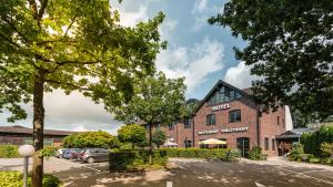 a view of the hotel from the parking lot at Hotel Ohlenhoff in Norderstedt