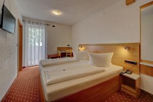 a hotel room with two beds and a television at Hotel Post in Weiden