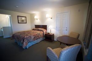 En eller flere senge i et værelse på Rangeley Saddleback Inn