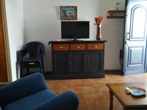 A television and/or entertainment centre at Casa la Caleta