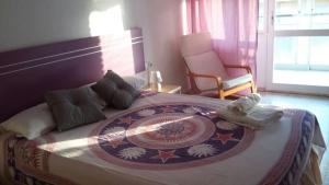 アリカンテにあるApartamento Playa Postiguet Alicanteのベッドルーム1室(大型ベッド1台付)
