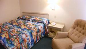 Postel nebo postele na pokoji v ubytování Americas Best Value Inn Jefferson City
