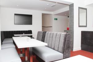 a dining room with a white table and chairs at Flexistay Leicester Gable Aparthotel in Leicester