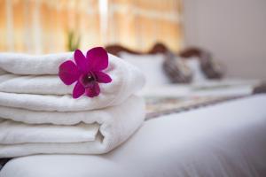 Vuode tai vuoteita majoituspaikassa Inle Apex Hotel
