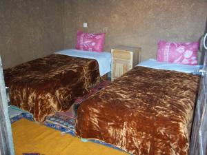 A bed or beds in a room at Auberge L'Oasis