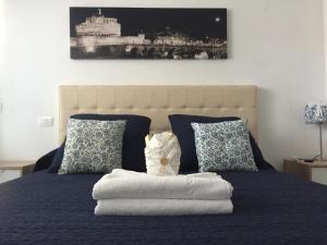 1 cama con silla hecha de almohadas en Aquarius Rome, en Mostacciano