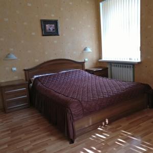 ノヴォシビルスクにあるSalvador Apartments on Sovetskayaのベッドルーム(ベッド1台、窓付)