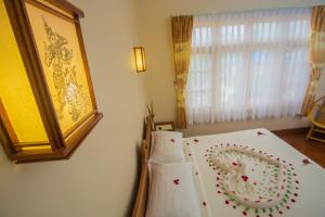 Vuode tai vuoteita majoituspaikassa Inle Apex Hotel