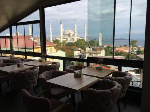 Um restaurante ou outro lugar para comer em Hotel Perula & SPA