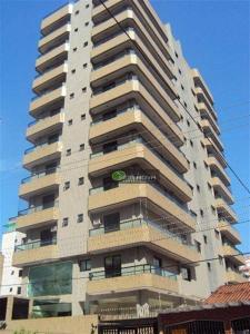 un edificio alto con un cartel en el costado en Apartamento Luxo Praia Grande, en Praia Grande