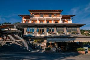 un bâtiment avec un escalier en face de celui-ci dans l'établissement Albergo Moderno & Spa, à Fuipiano Valle Imagna