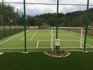a tennis court with a net at Pensiunea Floris in Vaţa de Jos