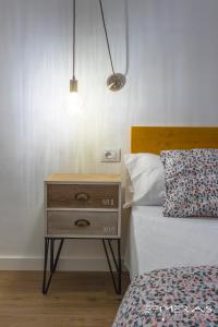 1 dormitorio con 1 cama y mesita de noche con un cajón en Apartamento Atlántico Playa 1, en Puerto Naos