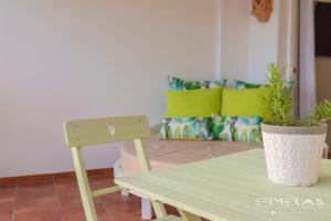 una mesa de madera con una silla y una maceta en Apartamento Atlántico Playa 1, en Puerto Naos