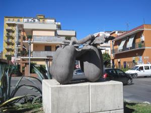 uma estátua sentada em cima de um bloco de concreto em B&B Maria Rosaria Home em San Marzano sul Sarno