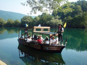 eine Gruppe von Menschen auf einem Boot auf einem See in der Unterkunft Hotel Neron Bihać in Lohovo
