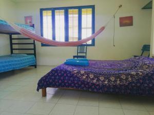 Un dormitorio con una cama y una hamaca. en Jardin Etnobotanico Villa Ludovica, en Santa Marta
