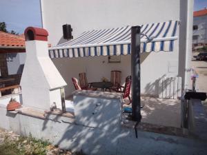 un patio con calentador, mesa y sillas en Adriatic Arteon, en Baška
