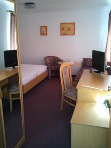 ein kleines Zimmer mit einem Bett und einem Spiegel in der Unterkunft Gästehaus Galant in Esslingen