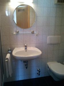 A bathroom at Gästehaus Galant