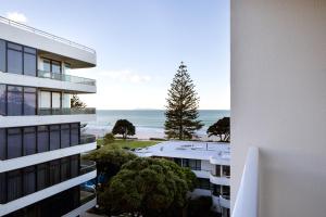 Gallery image of Ocean View Beach Escape - Top Floor Apartment, Mt Maunganui Base in Mount Maunganui