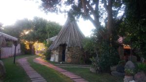 un pequeño edificio de piedra con techo de hierba en B&B Domo De Pedra, en Tottubella