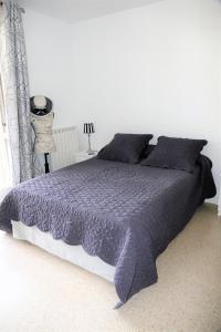 エクス・アン・プロヴァンスにあるTour d'Aygosiのベッドルーム1室(大型ベッド1台、紫色の掛け布団付)