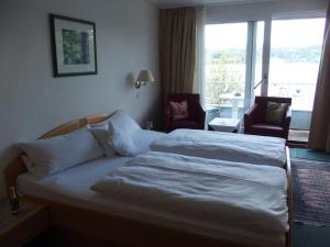 Postel nebo postele na pokoji v ubytování Hotel Pension Café Hasler