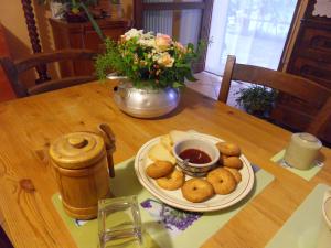 una mesa con un plato de galletas y una taza de té en B&B Cascina Marie en Bricherasio