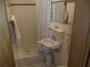 Koupelna v ubytování Hotel Pension Café Hasler