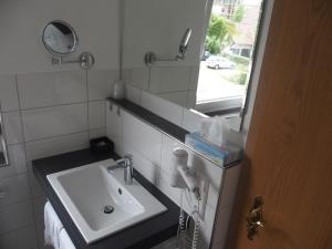 Koupelna v ubytování Hotel Pension Café Hasler