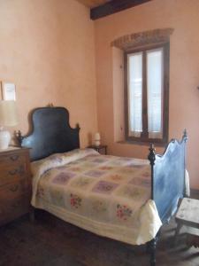 1 dormitorio con cama y ventana en B&B Cascina Marie, en Bricherasio