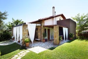 Vonkajšia záhrada v ubytovaní Beautiful Sani Villa