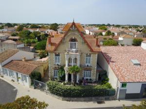 an aerial view of a house in a town at Chambres d'Hôtes L'Insulaire in Saint-Denis-dʼOléron
