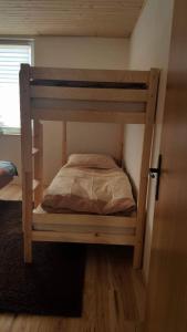 Poschodová posteľ alebo postele v izbe v ubytovaní Apartman Baranček