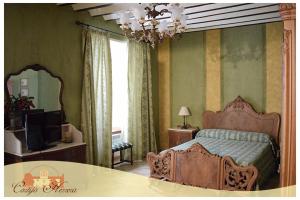 - une chambre avec un lit, un miroir et un lustre dans l'établissement Casa Rural Herrera, à Villacarrillo 44 autres photos