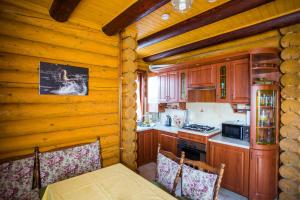 Köök või kööginurk majutusasutuses Gostynnyi dim Zatyshok