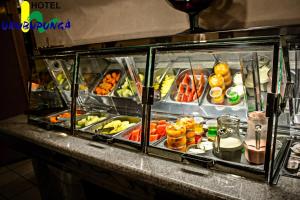 un buffet lleno de diferentes tipos de comida en Hotel Urubupunga, en Ilha Solteira