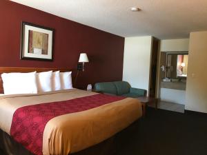 Red Carpet Inn Norwalk tesisinde bir odada yatak veya yataklar