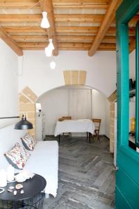 Zimmer mit einem Bett und einem Tisch in einem Zimmer in der Unterkunft Storie di mare in Marsala