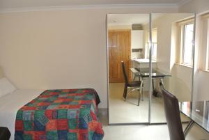 1 dormitorio con cama, escritorio y mesa en Seven Dials Apartments Bedford Street, en Londres