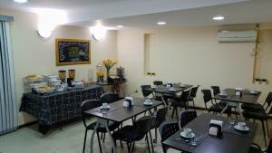 a restaurant with tables and chairs in a room at Tunkelén Apart Hotel in Mendoza