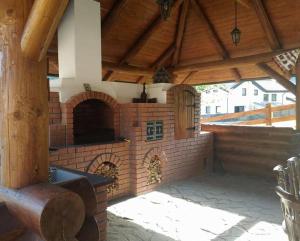 マナスティレア・フモルルイにあるPensiunea Doina Bucovineiの屋外キッチン(レンガ造りのオーブン付)