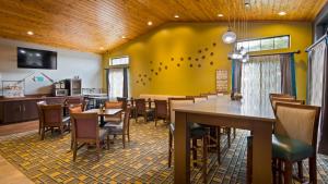 Gallery image of White Pine Inn & Suites in Holland