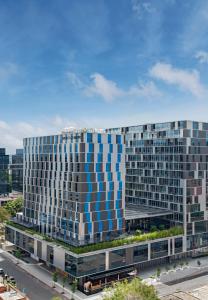 un gran edificio de oficinas con ventanas azules y grises en Hyatt Centric Guatemala City, en Guatemala