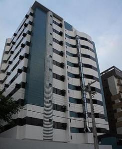 um edifício de apartamentos alto com uma grua em Apartamento Blue Tower em Maceió